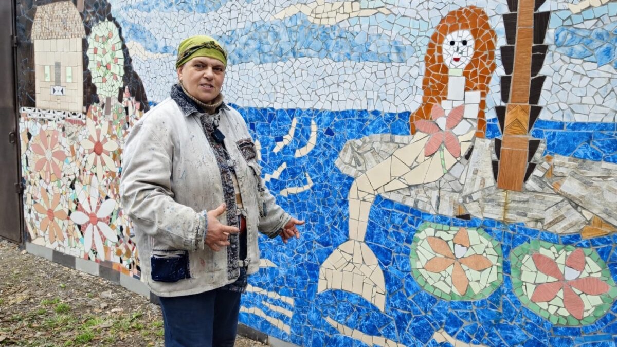 Сынықтан туған сурет: қарағандылықтың хоббиі аулаға көрік беріп, көңіл көтереді