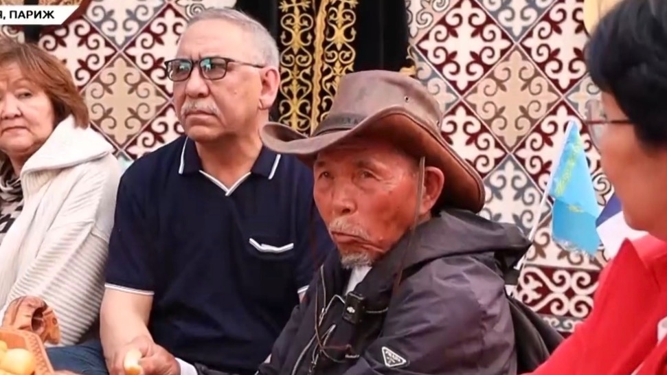 Ұлытау облысы тұрғыны, 76 жастағы Сәрсенбай Қотырашов жаяу жүріп, шамамен үш мың шақырымды еңсеріп, 53 күнде Париж қаласына жетті.