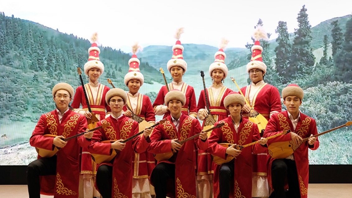 Бір университеттегі екі әлем